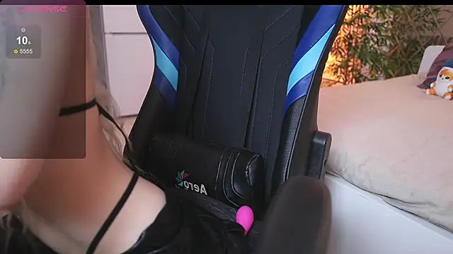 kissy kissi online show from 10-20-25, 08:37