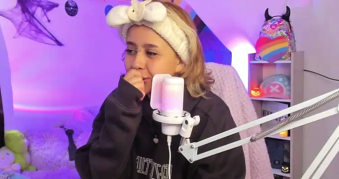 NekoWaifu online show from 10-04-25, 01:09