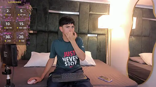 Snapshot of Peter_chase chatting on 10-05-25, 11:57 Peter chase online show from 10-05-25, 11:57