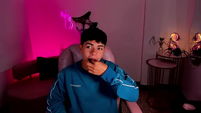 Snapshot of Peter_chase chatting on 10-19-25, 07:14 Peter chase online show from 10-19-25, 07:14