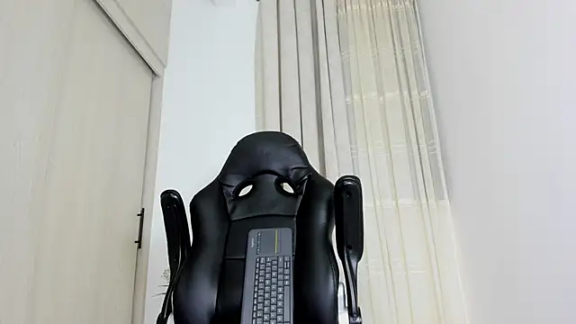 Snapshot of Biscuit_oliva chatting on 03-10-26, 01:10 Biscuit oliva online show from 03-10-26, 01:10