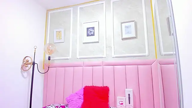 HoollyHendrix online show from 12-05-25, 08:38