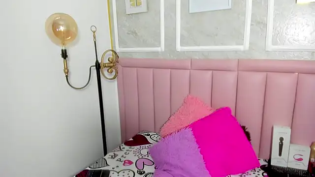 HoollyHendrix online show from 03-26-26, 08:25