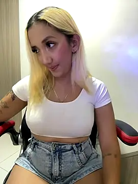 Snapshot of Isa_klein chatting on 11-17-25, 09:42 Isa klein online show from 11-17-25, 09:42