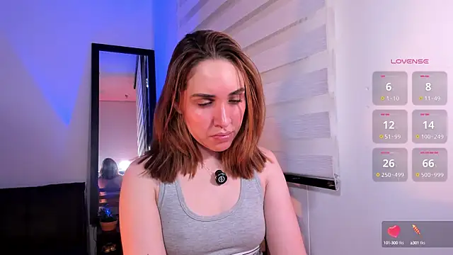 Snapshot of SarahCastillo_ chatting on 09-22-25, 12:29 SarahCastillo online show from 09-22-25, 12:29