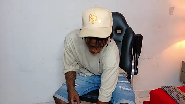 Snapshot of SkylerBigxxx chatting on 10-02-25, 03:57 SkylerBigxxx online show from 10-02-25, 03:57