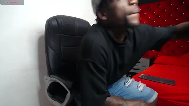 Snapshot of SkylerBigxxx chatting on 10-31-25, 03:51 SkylerBigxxx online show from 10-31-25, 03:51