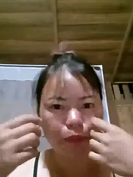 Snapshot of emly-xinh18 chatting on 10-05-25, 12:14 emly-xinh18 online show from 10-05-25, 12:14