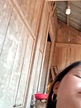 Snapshot of emly-xinh18 chatting on 10-13-25, 06:46 emly-xinh18 online show from 10-13-25, 06:46