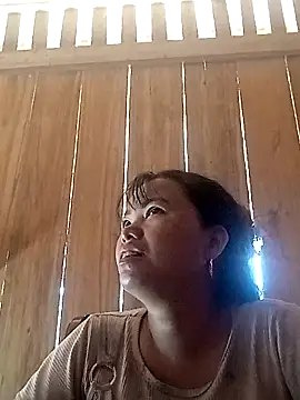 Snapshot of emly-xinh18 chatting on 10-19-25, 08:15 emly-xinh18 online show from 10-19-25, 08:15