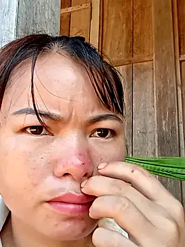 Snapshot of emly-xinh18 chatting on 10-20-25, 02:56 emly-xinh18 online show from 10-20-25, 02:56