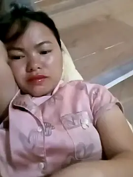 Snapshot of emly-xinh18 chatting on 10-31-25, 02:01 emly-xinh18 online show from 10-31-25, 02:01