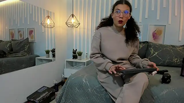 SweetStarr  online show from 10-21-25, 12:39