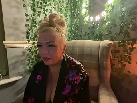 Snapshot of BonnyDesire chatting on 10-29-25, 07:37 BonnyDesire online show from 10-29-25, 07:37