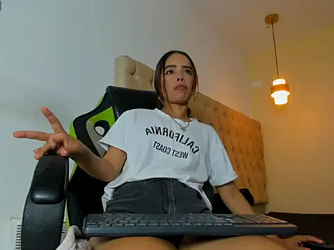 Naomis 35 online show from 10-13-25, 07:36