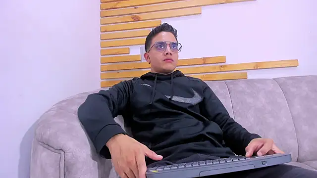 Snapshot of axel_vega chatting on 09-19-25, 07:14 axel vega online show from 09-19-25, 07:14