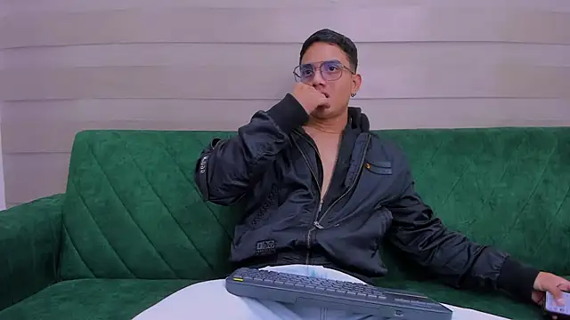 Snapshot of axel_vega chatting on 09-20-25, 01:12 axel vega online show from 09-20-25, 01:12