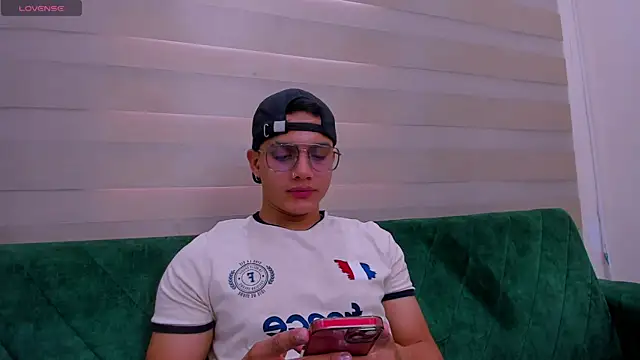 Snapshot of axel_vega chatting on 09-25-25, 01:15 axel vega online show from 09-25-25, 01:15