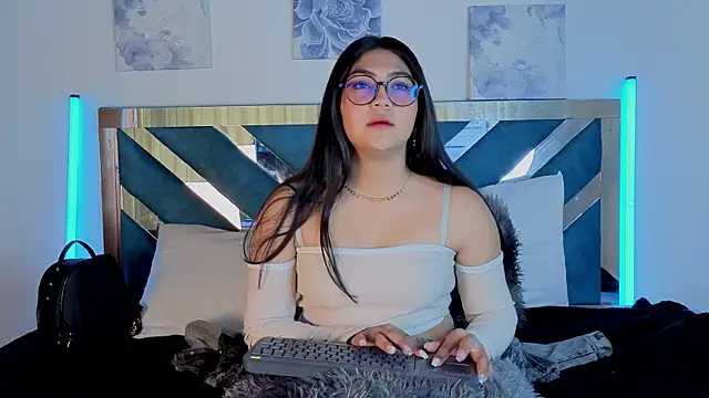 Snapshot of Violettabloom_ chatting on 09-18-25, 07:49 Violettabloom online show from 09-18-25, 07:49