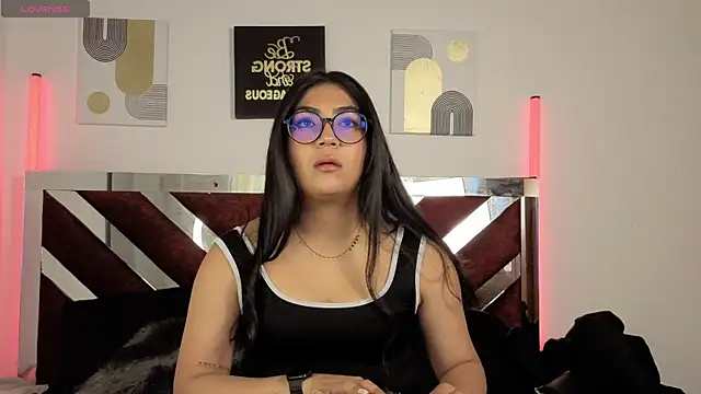 Snapshot of Violettabloom_ chatting on 09-27-25, 12:43 Violettabloom online show from 09-27-25, 12:43