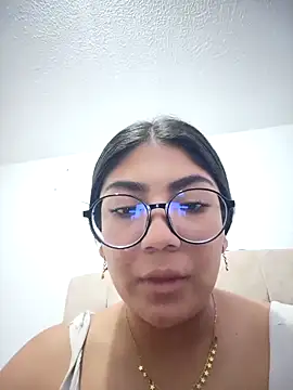 Snapshot of Violettabloom_ chatting on 10-10-25, 10:09 Violettabloom online show from 10-10-25, 10:09