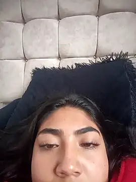 Snapshot of Violettabloom_ chatting on 10-13-25, 08:53 Violettabloom online show from 10-13-25, 08:53