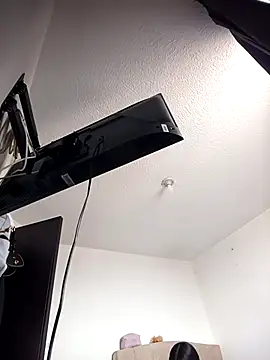 Snapshot of Violettabloom_ chatting on 10-27-25, 06:01 Violettabloom online show from 10-27-25, 06:01