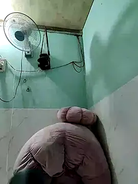 Snapshot of Yang-99 chatting on 10-28-25, 01:03 Yang-99 online show from 10-28-25, 01:03