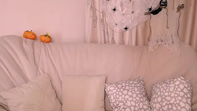 Snapshot of MollyKissy chatting on 10-18-25, 09:21 MollyKissy online show from 10-18-25, 09:21