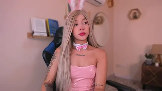 Snapshot of SofiaClarkson chatting on 10-31-25, 12:28 SofiaClarkson online show from 10-31-25, 12:28