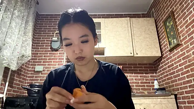 EmmaLeexth online show from 11-04-25, 12:59