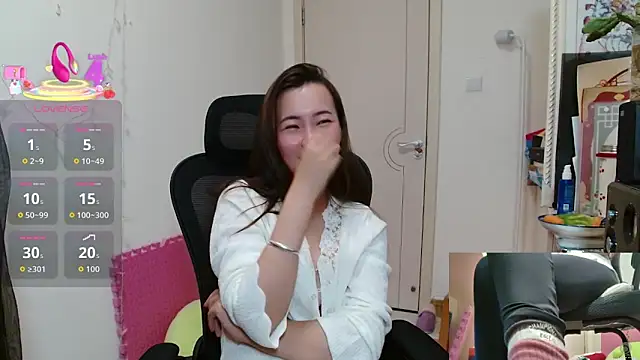 Snapshot of sallycui chatting on 11-06-25, 12:39 sallycui online show from 11-06-25, 12:39