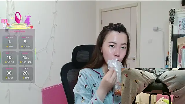 Snapshot of sallycui chatting on 12-17-25, 01:00 sallycui online show from 12-17-25, 01:00