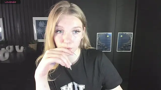 Snapshot of Layla_Glam chatting on 09-26-25, 01:15 Layla Glam online show from 09-26-25, 01:15