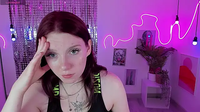 Snapshot of Layla_Glam chatting on 10-10-25, 01:32 Layla Glam online show from 10-10-25, 01:32