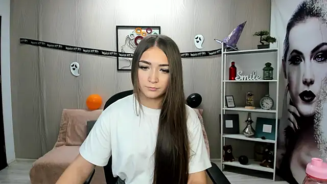 Snapshot of EllaClarke chatting on 10-31-25, 12:50 EllaClarke online show from 10-31-25, 12:50