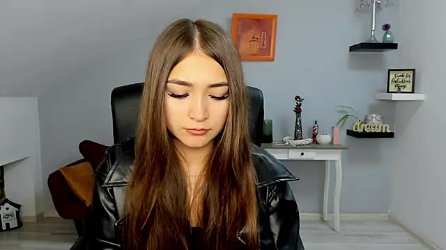 Snapshot of EllaClarke chatting on 11-16-25, 01:49 EllaClarke online show from 11-16-25, 01:49