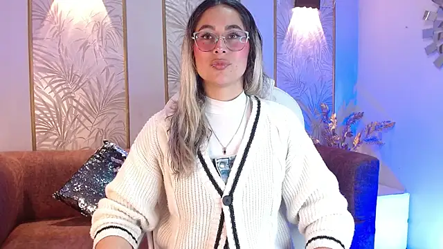 LunaaGrey  online show from 10-04-25, 04:21