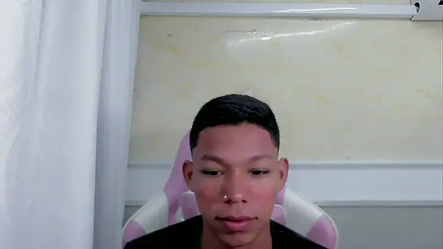 Snapshot of julian_milk chatting on 09-20-25, 01:56 julian milk online show from 09-20-25, 01:56