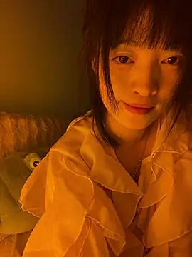 Snapshot of Tramy_xx chatting on 06-18-26, 04:44 Tramy xx online show from 06-18-26, 04:44