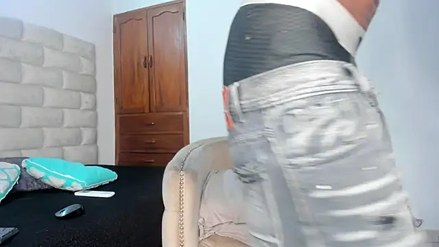 Snapshot of BennBrown chatting on 10-24-25, 08:16 BennBrown online show from 10-24-25, 08:16