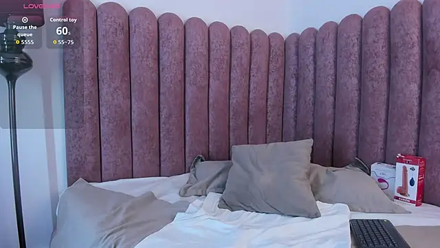 Snapshot of VanessaParis__ chatting on 10-07-25, 08:39 VanessaParis online show from 10-07-25, 08:39