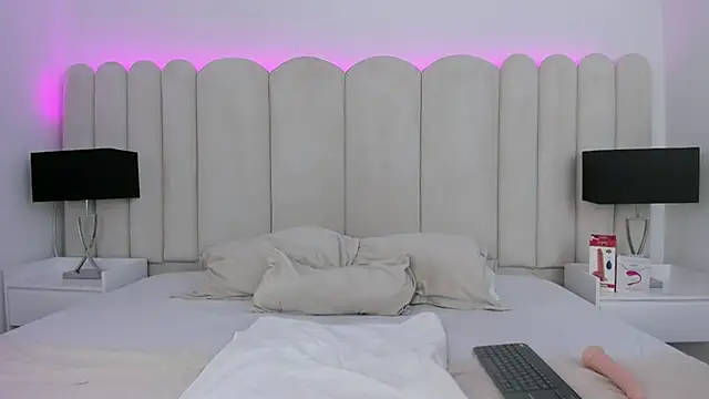 Snapshot of VanessaParis__ chatting on 10-14-25, 09:15 VanessaParis online show from 10-14-25, 09:15