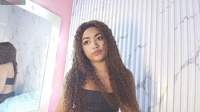 Snapshot of Missdionne_curly chatting on 09-26-25, 11:25 Missdionne curly online show from 09-26-25, 11:25