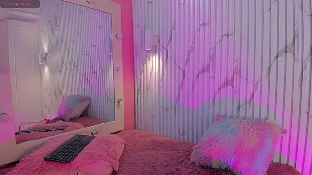 Snapshot of Missdionne_curly chatting on 10-28-25, 11:25 Missdionne curly online show from 10-28-25, 11:25