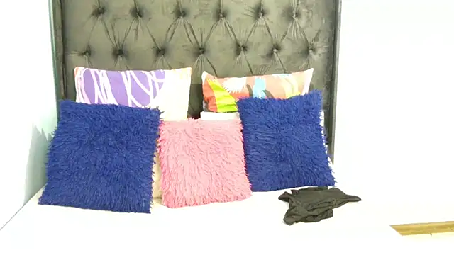 Snapshot of Dandelion_enigman chatting on 10-20-25, 06:30 Dandelion enigman online show from 10-20-25, 06:30