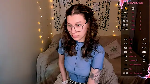 Snapshot of LinaBlossom_ chatting on 10-18-25, 03:09 LinaBlossom online show from 10-18-25, 03:09