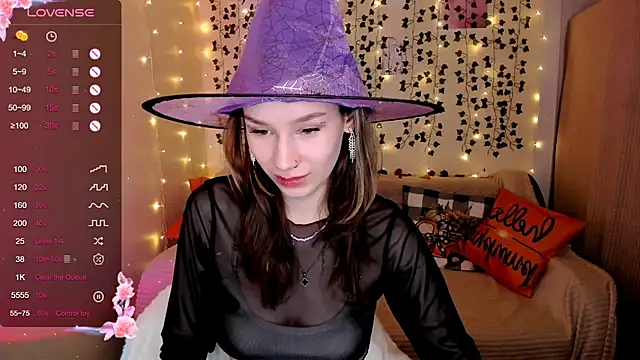 Snapshot of LinaBlossom_ chatting on 10-28-25, 09:24 LinaBlossom online show from 10-28-25, 09:24