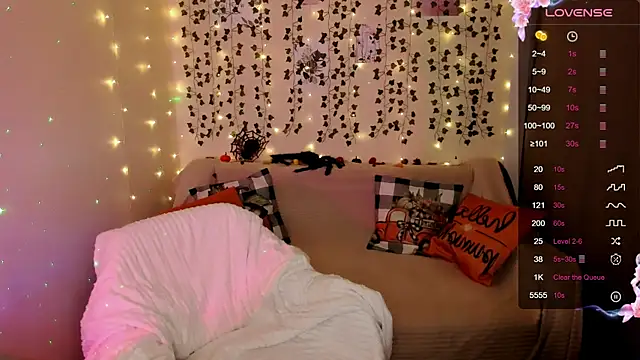 Snapshot of LinaBlossom_ chatting on 10-29-25, 09:33 LinaBlossom online show from 10-29-25, 09:33