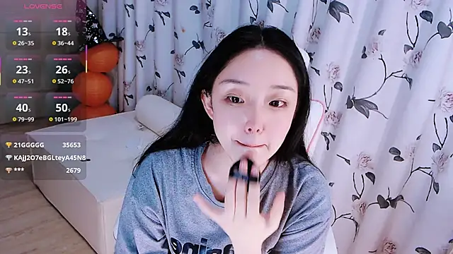 Snapshot of Niannian- chatting on 11-06-25, 05:03 Niannian- online show from 11-06-25, 05:03